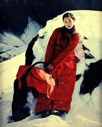 站在雪地里的女人现代中国唯美乡村人物油画高