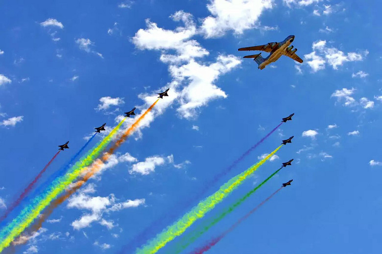美丽的空中飞机喷射彩烟阅兵场景图片素材