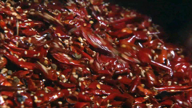 炒辣椒干辣椒切辣椒中国美食类视频素材