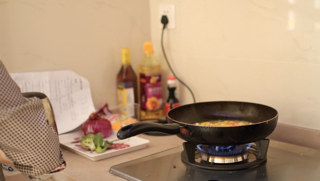 女性妈妈家庭主妇厨房炒菜做饭高清视频素材