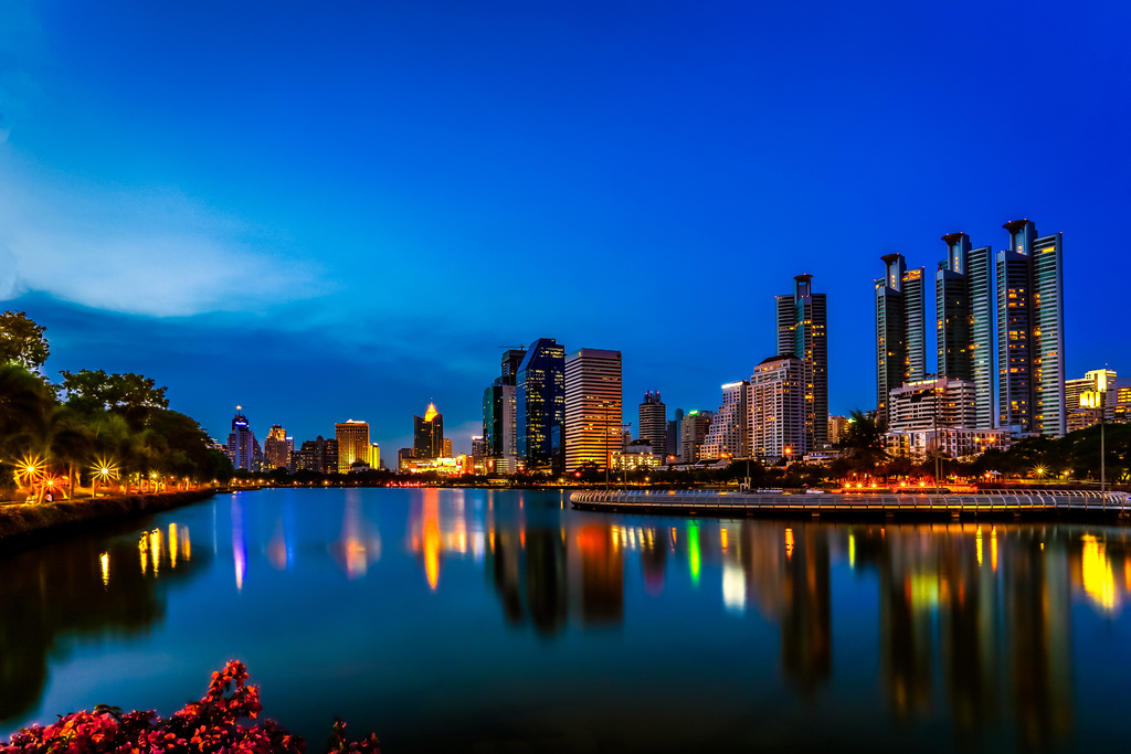 泰国曼谷公园晚上灯光湖风景高清背景素材