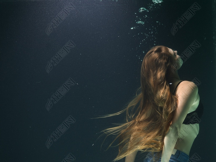 高档不掉色水洗牛仔裤女模特真人女裤广告