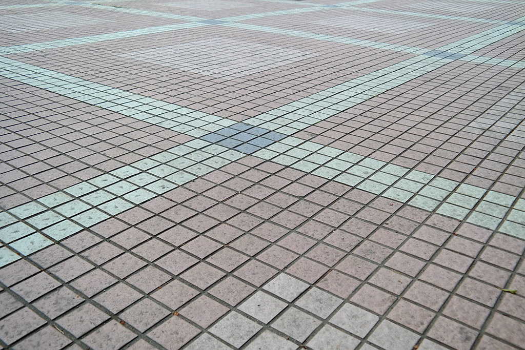 圭峰山广场彩色方块地面砖