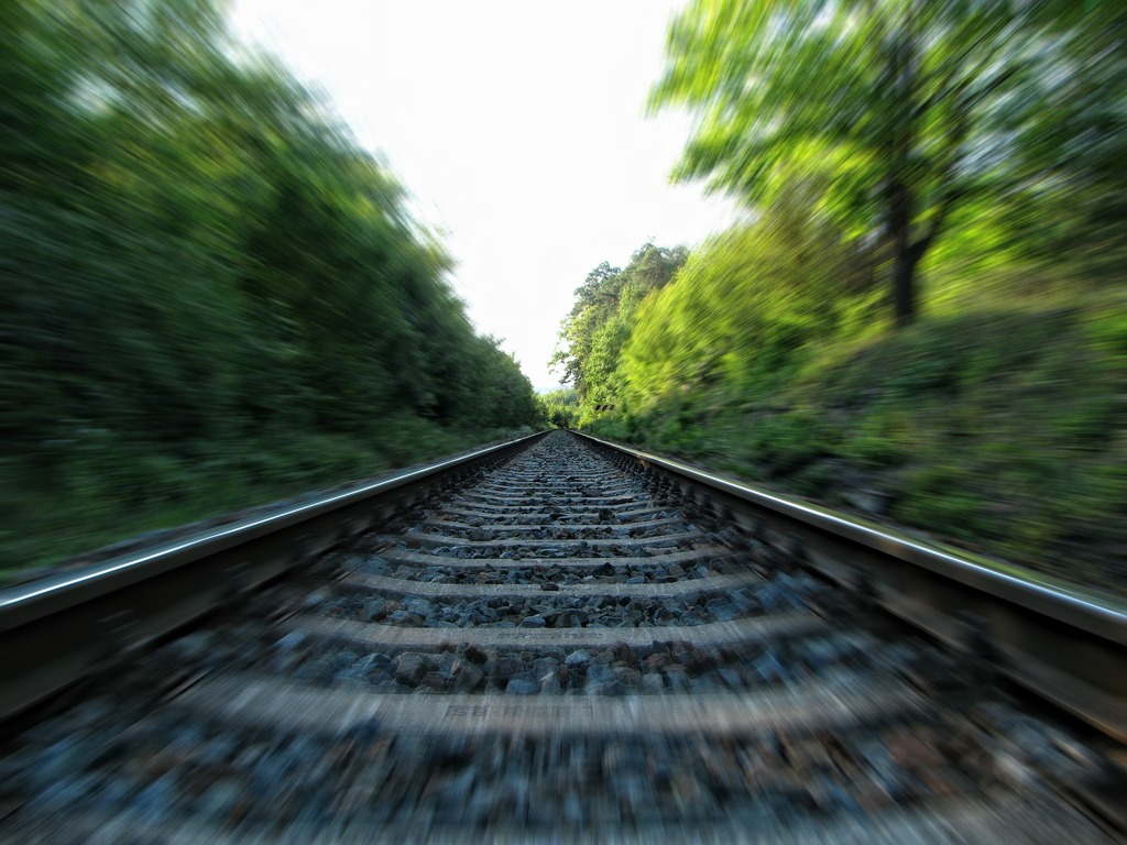 开动的火车上拍摄铁轨摄影图片