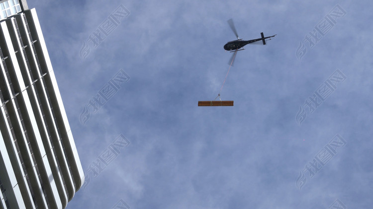 直升机飞到楼顶4K高清实拍素材