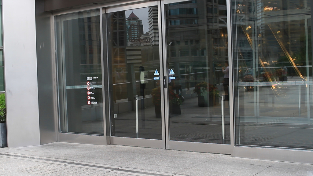 空镜头大楼门口自动门开合高清实拍视频素材