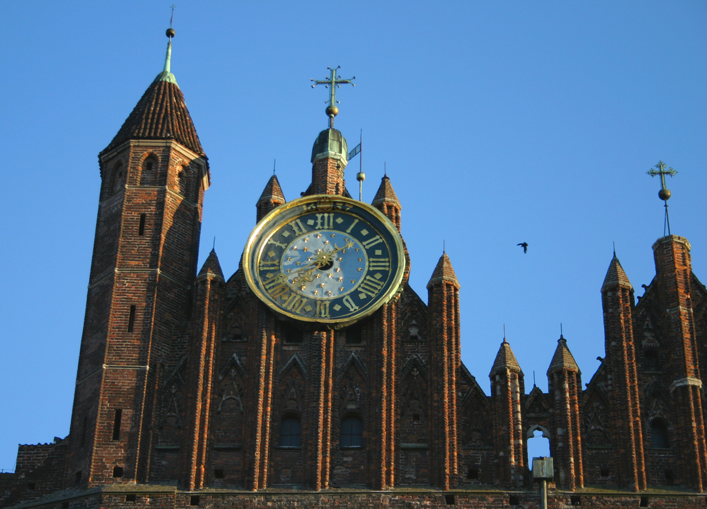 宗教建筑古代仿古砖基督教十字架镀金时钟老古董