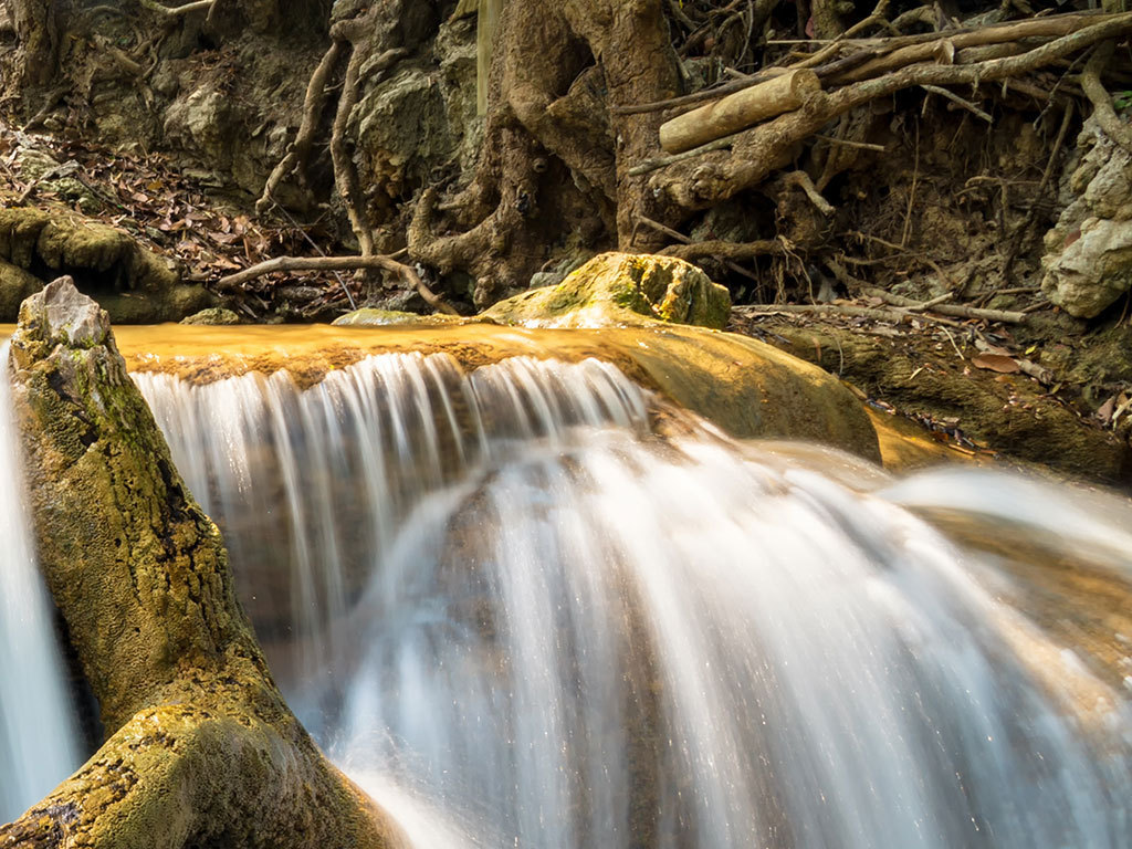 玄关 山水花鸟玄关图 > 林中小溪流水瀑布玄关背景墙装饰画 素材图片