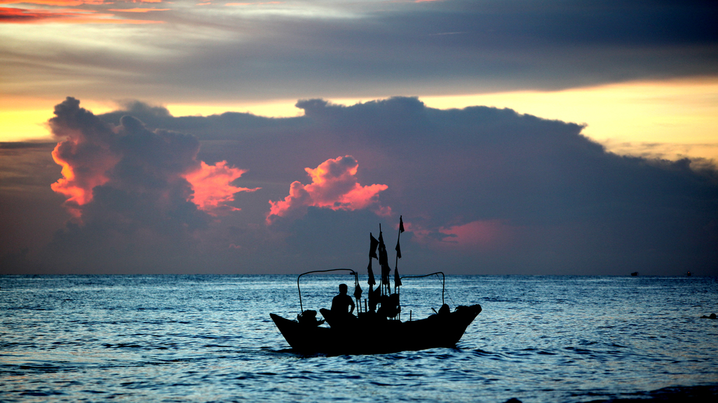 火山岛大海中的一叶小船